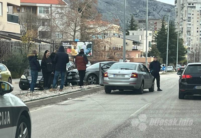 Mostar: Mercedesom na otok